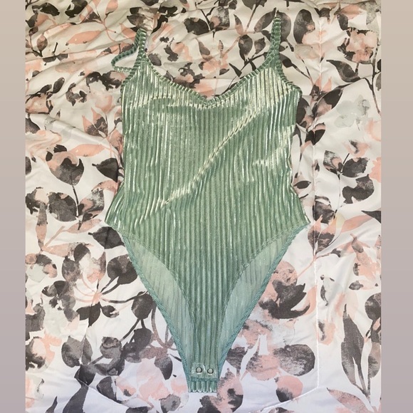 Forever 21 Tops - Forever 21 Velvet green body suit